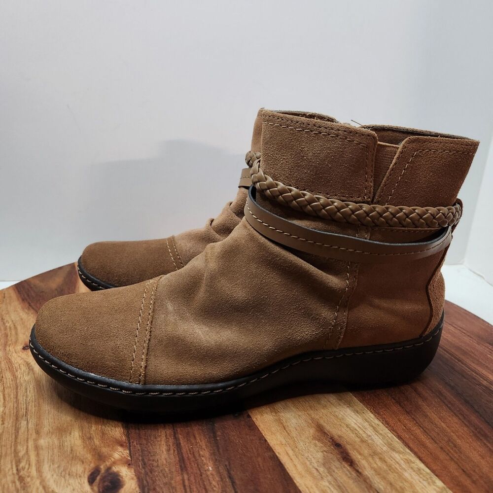 Clarks Cora Braid Zip-Up Ankle Booties Women’s 9.5 Khaki – New With Box